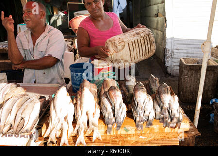 Fleißige Einheimischen verkaufen frischen Fisch auf Bazurto Markt (Mercado Bazurto). Umwelt portrait. Cartagena de Indias, Kolumbien. Okt 2018 Stockfoto