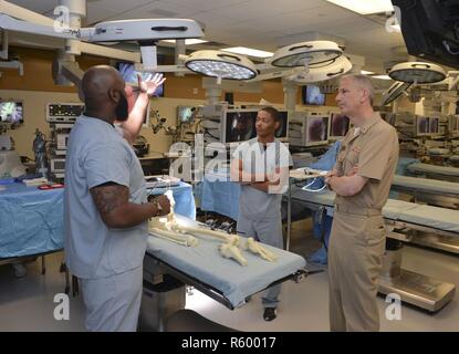 SAN DIEGO (24. April 2017) Shaun Meertens, Links, Abteilung Krippe, Naval Medical Center San Diego (NMCSD) Bio Skills Training Center, erklärt spezielle Geräte zur hinteren Adm. Paul Pearigen, Commander, Marine Medizin West. NMCSD Pearigen tourte und besuchte die medizinische und chirurgische Sim-Center, Bio Skills Training Center und in der Notaufnahme vor Aufruf eines Admirals und die Beantwortung von Fragen der Segler. Stockfoto