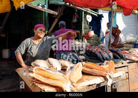 Unbekannte latina Frau verkaufen frischen Fisch auf dem lokalen Markt (Mercado Bazurto Bazurto). Umwelt portrait. Cartagena de Indias, Kolumbien. Okt 2018 Stockfoto
