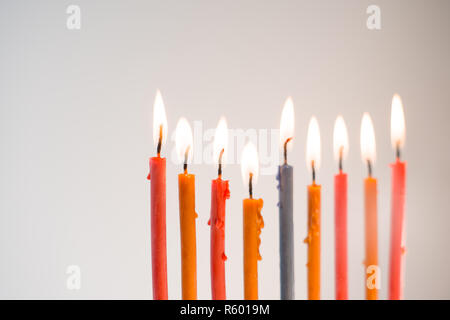 Fragment von Hanukkah und eine Schale mit Olivenöl auf einem weißen Tisch Stockfoto