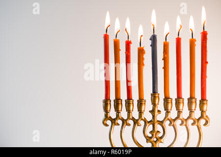 Fragment von Hanukkah und eine Schale mit Olivenöl auf einem weißen Tisch Stockfoto