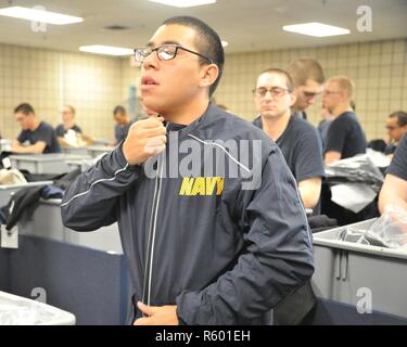 GREAT LAKES, Illinois (24. April 2017) Rekruten versuchen auf Ihren neu ausgestellte fitness Anzüge der Marine begann die Einführung am 24. April, um das Training der Befehl rekrutieren. Die gold-blauen saugfähige warmup Anzüge aus den Marines Version angenommen wurden und gehören weibliche Dimensionierung, halb elastischer Bein aufsitzt, underarm Luftdüsen und einen Kordelzug, der elastische Bund ersetzt und sind 100% Nylon. Die hohe Performance Trainingsanzug kann über PT Zahnrad abgenutzt und verschlissen aus. Über 30,000-40,000 Rekruten Absolvent jährlich nur von Boot Camp der Marine. Stockfoto