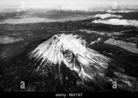 Luftaufnahme der schneebedeckten Fuji-san (fujiyama) als vom Flugzeug aus gesehen. Mount Fuji, Kanagawa, Japan. Stockfoto