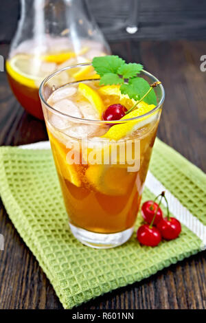 Limonade Cherry und orange in Glassful auf dunklen Kammer Stockfoto