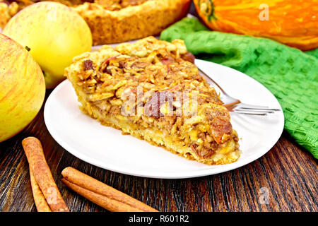 Torte mit Kürbis und Äpfel an Bord Stockfoto