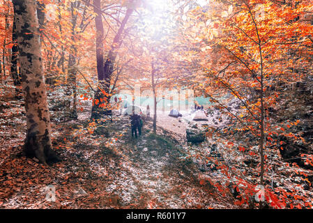 Menschen entdecken See mit Camper in Yedigoller Natur Park, beliebtes Ziel in Bolu, Türkei umgeben. Stockfoto