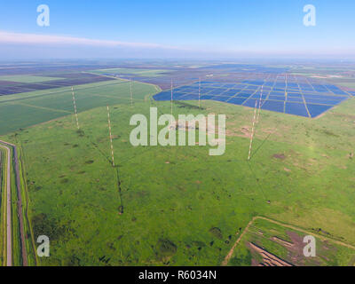 Masten Langwelle Antennen Kommunikation unter den Reis Felder floo Stockfoto
