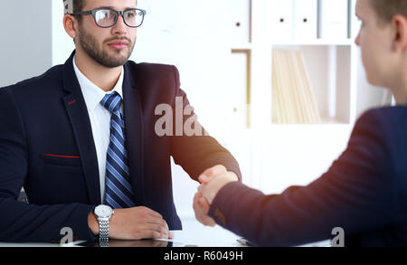 Business handshake bei der Sitzung oder Verhandlung im Büro. Zwei Geschäftsleute Partner sind, weil unterzeichnen Vertrag oder finanziellen Beiträgen zufrieden Stockfoto