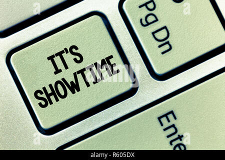 Konzeptionelle Hand schreiben Es zeigt s ist Showtime. Business foto Präsentation geplanten tatsächlichen Zeitpunkt, zu dem eine Show oder etwas beginnt. Stockfoto