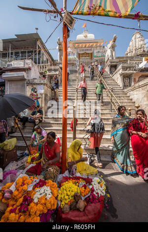 Blumenverkäufer am Fuß oder die Treppe von Jagdish Tempel, Udaipur, Rajasthan, Indien Stockfoto