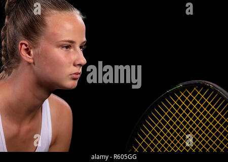 Porträt der schönen Frau Tennis indoor. Auf schwarz isoliert. Stockfoto