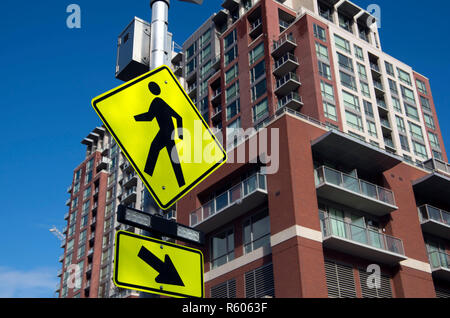 Verschiedene Schilder können in jeder Stadt gefunden werden. Stockfoto