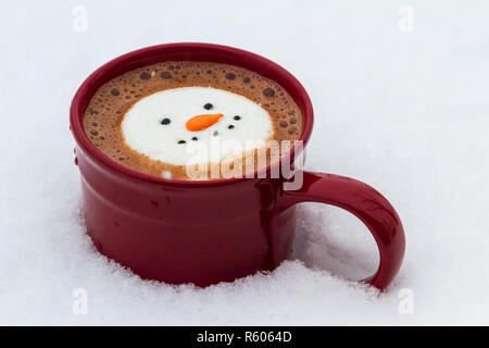 Heißer Kakao trinken mit Irish Whiskey gemischt garniert mit einem lächelnden Schnee - Person Marshmallow Stockfoto