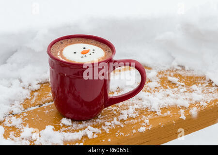 Heißer Kakao trinken mit Irish Whiskey gemischt garniert mit einem lächelnden Schnee - Person Marshmallow Stockfoto