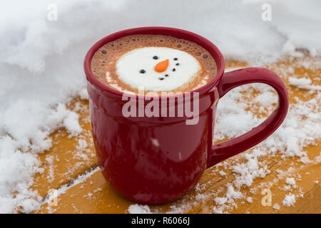 Heißer Kakao trinken mit Irish Whiskey gemischt garniert mit einem lächelnden Schnee - Person Marshmallow Stockfoto