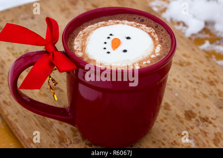 Heißer Kakao trinken mit Irish Whiskey gemischt garniert mit einem lächelnden Schnee - Person Marshmallow Stockfoto