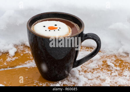 Heißer Kakao trinken mit Irish Whiskey gemischt garniert mit einem lächelnden Schnee - Person Marshmallow Stockfoto