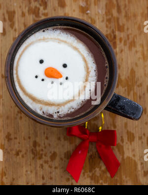 Heißer Kakao trinken mit Irish Whiskey gemischt garniert mit einem lächelnden Schnee - Person Marshmallow Stockfoto