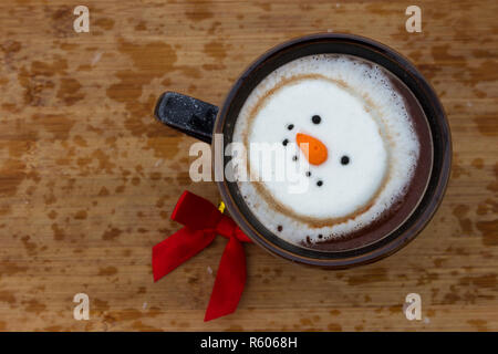 Heißer Kakao trinken mit Irish Whiskey gemischt garniert mit einem lächelnden Schnee - Person Marshmallow Stockfoto