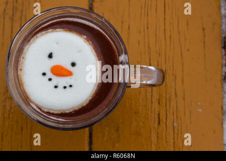 Heißer Kakao trinken mit Irish Whiskey gemischt garniert mit einem lächelnden Schnee - Person Marshmallow Stockfoto