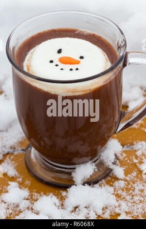 Heißer Kakao trinken mit Irish Whiskey gemischt garniert mit einem lächelnden Schnee - Person Marshmallow Stockfoto