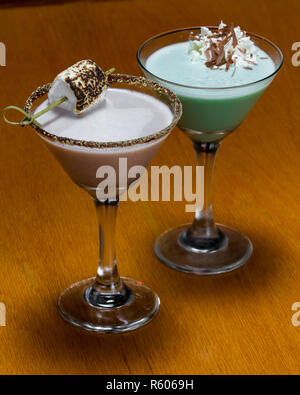 Köstliche Cocktails an der Bar aus Holz mit saisonalen Zutaten wie ein s'mores und eine Heuschrecke Stockfoto