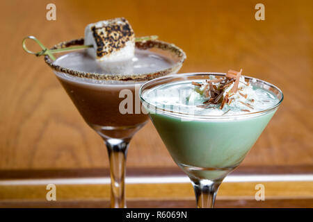 Köstliche Cocktails an der Bar aus Holz mit saisonalen Zutaten wie ein s'mores und eine Heuschrecke Stockfoto