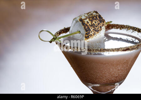 Schokolade Cocktail mit Marshmallow Wodka garniert mit einem Gramm cracker Rim und ein geröstetes Marshmallow Stockfoto