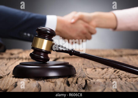 Nahaufnahme einer Hammer auf hölzernen Schreibtisch Stockfoto