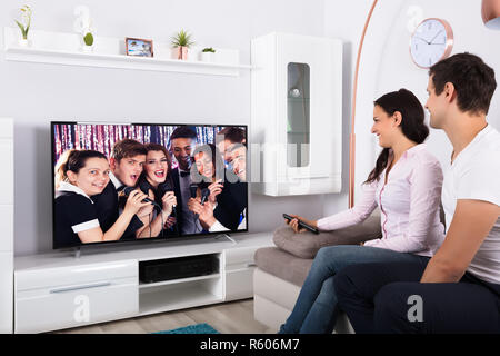 Paar Genießen der Film im Fernsehen Stockfoto