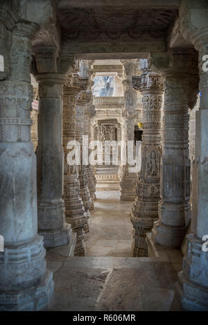 Geschnitzte Säulen bei Ranakpur Jain Tempel, Rajasthan, Indien Stockfoto