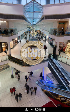 Weihnachten decotrations in Buchanan Galleries, ein Einkaufszentrum im Zentrum von Glasgow, Schottland. Shopper sind auf drei Ebenen der Mall gesehen. Stockfoto