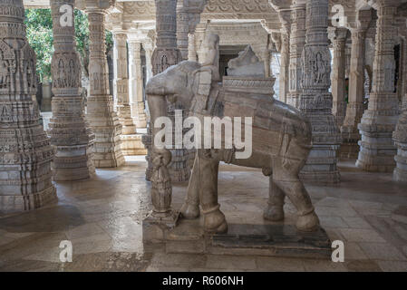 Elefant Marmorskulptur bei Ranakpur Jain Temple, Rajasthan, Indien Stockfoto