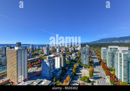 Luftaufnahme der modernen Skyline von Vancouver, British Columbia, Kanada an einem sonnigen Tag. Stockfoto