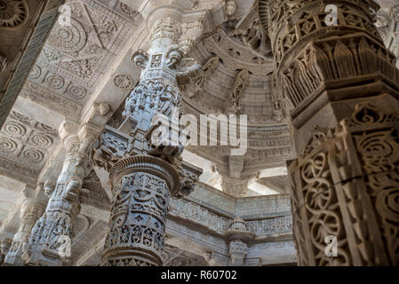 Aufwendig geschnitzte Säulen in Ranakpur Jain Tempel, Rajasthan, Indien Stockfoto