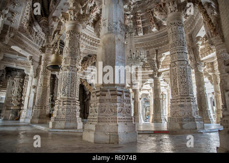 Aufwendig geschnitzte Säulen in Ranakpur Jain Tempel, Rajasthan, Indien Stockfoto