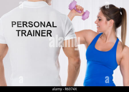 Mann, der leere weiße T-Shirt auf weißem Hintergrund Stockfoto