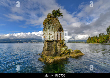 Siwash Rock, auch von Squamish name Skaish, einem berühmten Rock outcropping Formation auf den Stanley Park Seawall Vancouver British Columbia Kanada bekannt Stockfoto