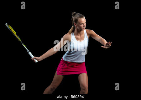 Porträt der schönen Frau Tennis indoor. Auf schwarz isoliert. Stockfoto