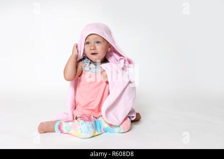 Smilling kleinkind Mädchen in rosa Schlafanzug abgedeckt Stockfoto
