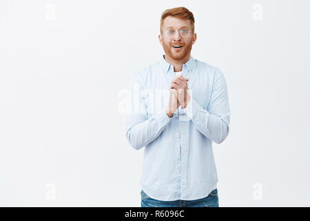 Charmant, was eine wunderschöne Frieden der Kunst erfreut und berührt schöne Designer in T-Shirt und Brillen, umklammern die Hände über der Brust und keuchend von happine Stockfoto