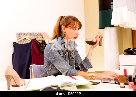 Mode Kreativraum. Mode-Blogger bei der Arbeit. Aufwand für die Grundlagen für den modernen Menschen. Stockfoto