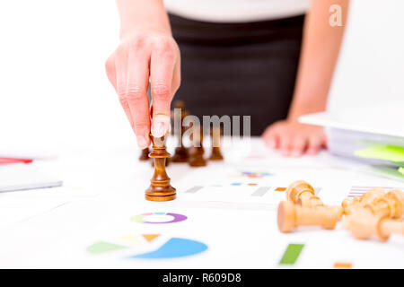 Wettbewerb und Strategie in der Wirtschaft. Geschäftsfrau hält Schachfigur Stockfoto