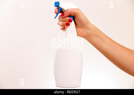 Studio geschossen von einer Hand, die eine Reinigung Spray flasche auf weißem Hintergrund Stockfoto