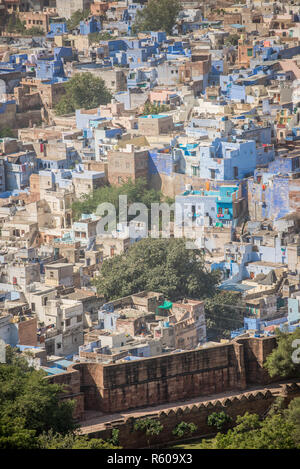 Der Blick von Mehrangarh Fort der blauen Dächer in Jodhpur, der Blue City, Rajasthan, Indien Stockfoto