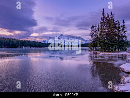 Sonnenaufgang an zwei Jack See mit Blick zum Mt. Rundle im Banff National Park Stockfoto