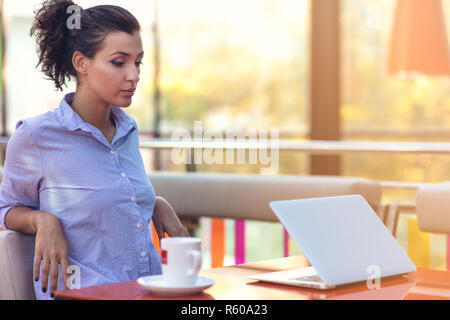 Betonte hipster Geschäftsfrau am Laptop arbeiten in Ihrem Büro Stockfoto