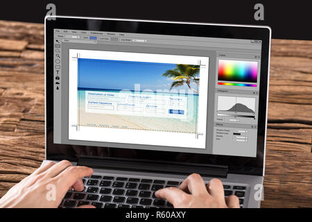 Person bearbeiten Foto auf Laptop Stockfoto