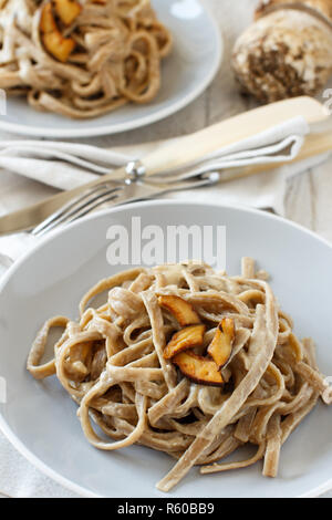 Vollkornbrot Tagliolini mit Pilze Steinpilze Stockfoto