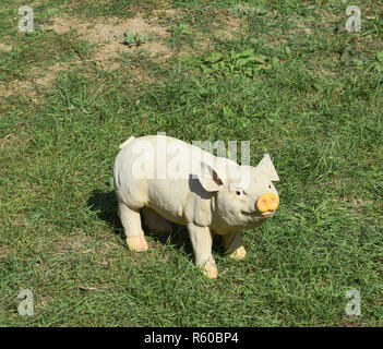 Kunststoff Spielzeug Schwein. Zahlen Schweine auf dem Rasen Stockfoto